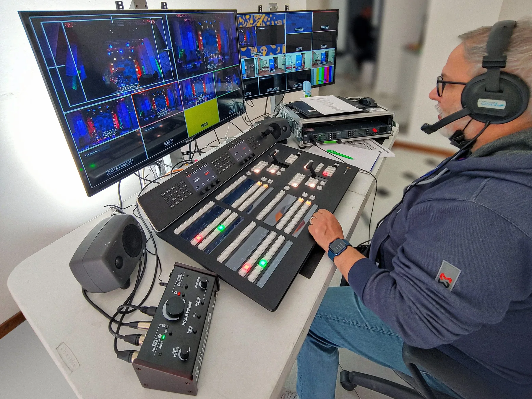 Stefano Massoli alla regia durante delle audizioni