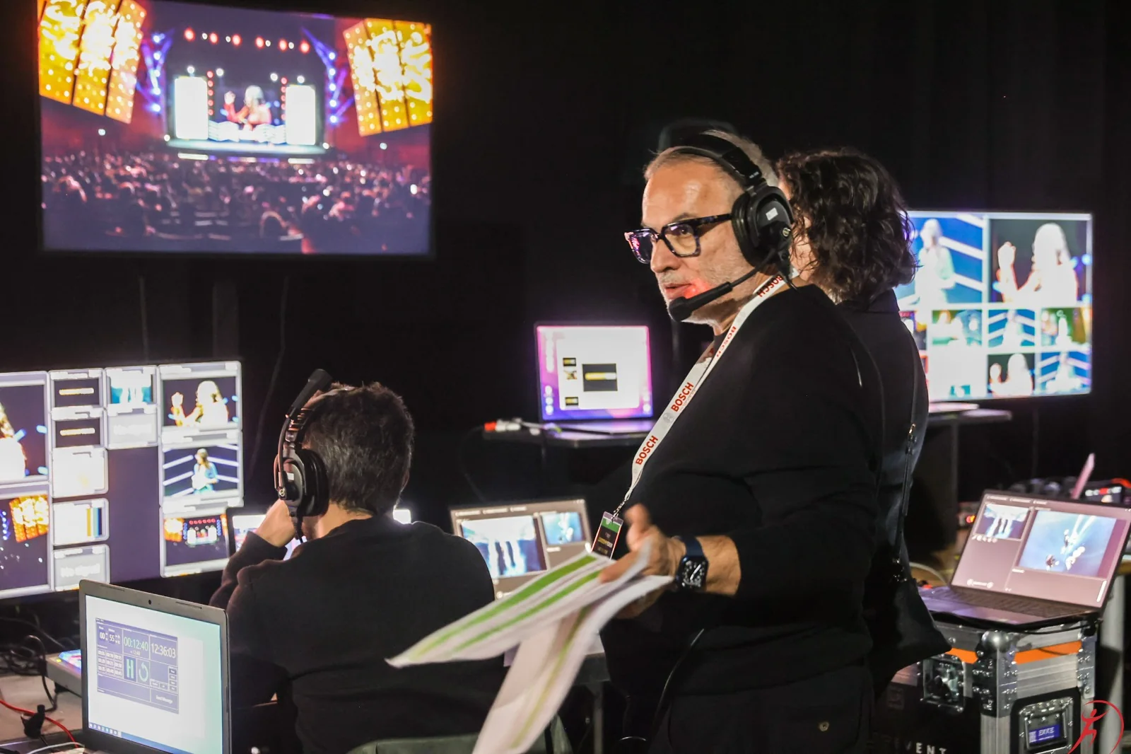 Stefano Massoli in regia durante una produzione live multicamera