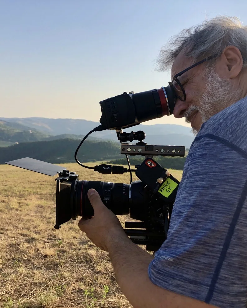 Stefano Massoli durante riprese sul campo